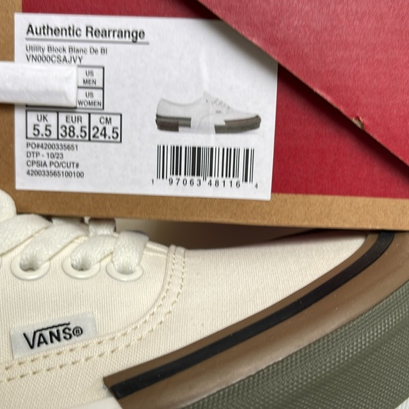 Vans WMNS Authentic Rearrange
Utility Block Blanc De BIack
VN000CSAJVY
Sneakers - Picture 16 of 16